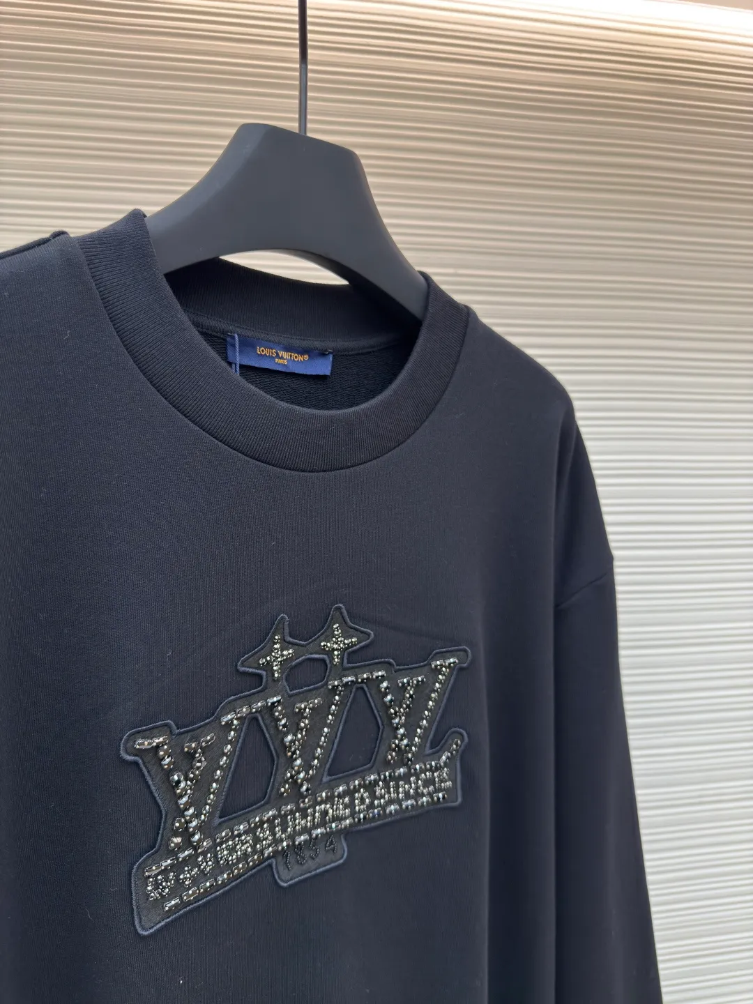 LOUIS VUITTON Obsidian claw diamond sweatshirt ●Authentic product: Purchased and developed for 16700 ●Item number: 1680292-B15 ●Fabric: Double-strand large terry bottom sweatshirt fabric ●Technology: Hand-picked stitch and embroidered chapter production ●Version: Fitted version ●Weight: about 585 grams ●Size: XS-S-M-L ●Description: The fabric is made of cotton 32s double-ply large terry bottom sweatshirt fabric, matched with 26s double yarn 1*1 horizontal machine weaving thread, the front panel is hand-picked and embroidered with an embroidered patch, the patch is made of non-woven material, laser burned to produce the embroidered patch, the outer ring is flat embroidered, and the inside is lined with bead positioning lines, customized elliptical claw drill base, two specifications of flat top drill, 3*7 There are two kinds of square diamonds, 6*6. The diamonds are all made of obsidian high-bright polishing material. The beads are manually mounted on a wooden frame. The beading time for a single piece of chapter reaches 3.5 hours. The overall wiring is straight and delicate, the fabric is comfortable and soft, and the color is consistent without color difference. It can be matched with the same style to create a fashionable look and control various occasions. Customized accessories, complete with three standards, same style for men and women!